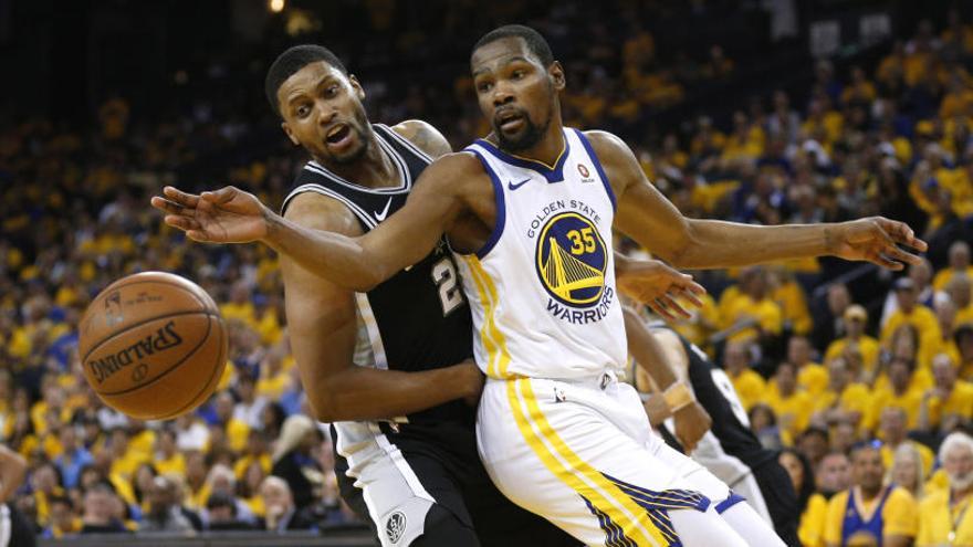 Los Warriors aplastan a los Spurs en el primer partido de los playoffs