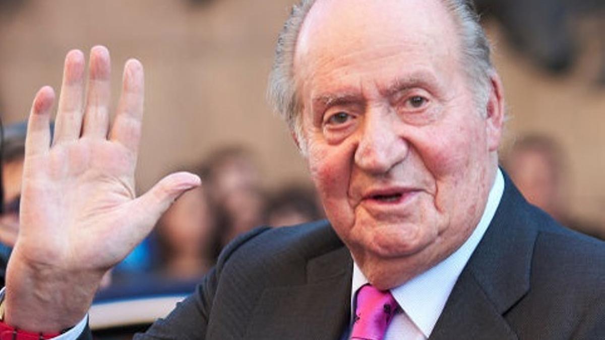 rey juan carlos saludando