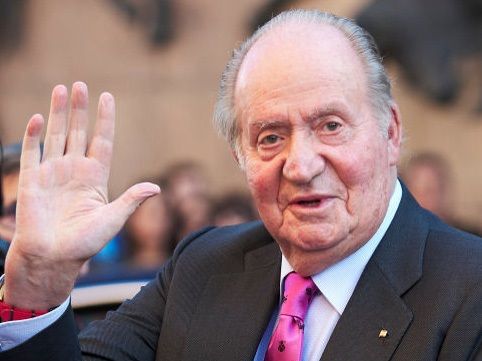 rey juan carlos saludando