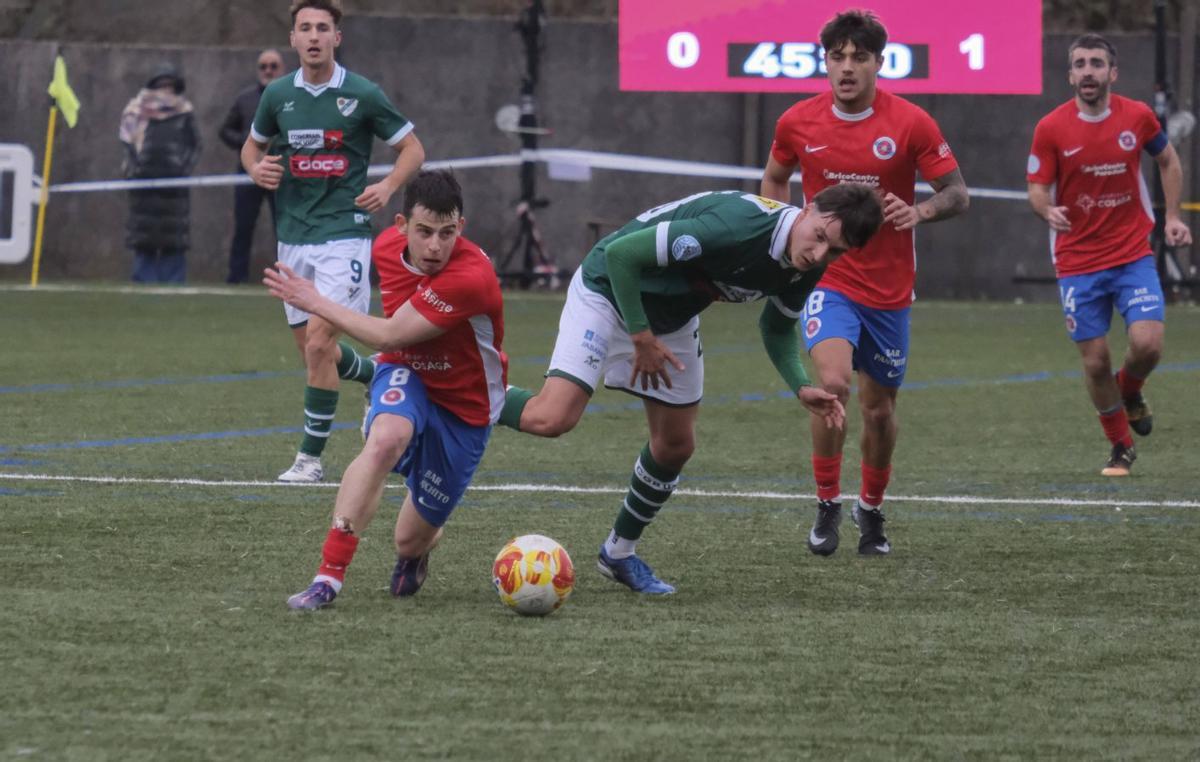 Núñez, de la UD Ourense, y Hugo Losada, del Coruxo, luchan por el balón. | FDV