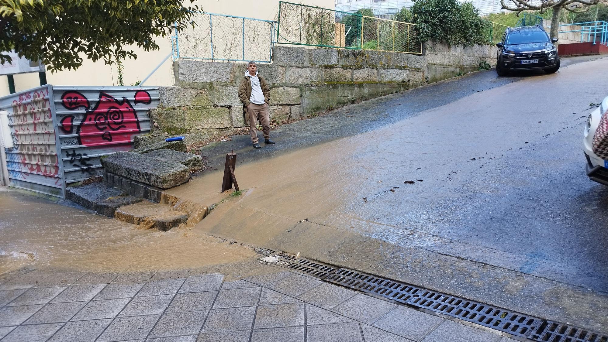 Una inundación tira un muro en el colegio Cardenal Cisneros de Ourense