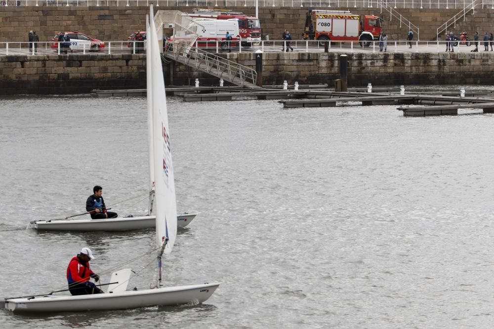 Rescatan a un regatista en aguas del puerto deportivo de Gijón