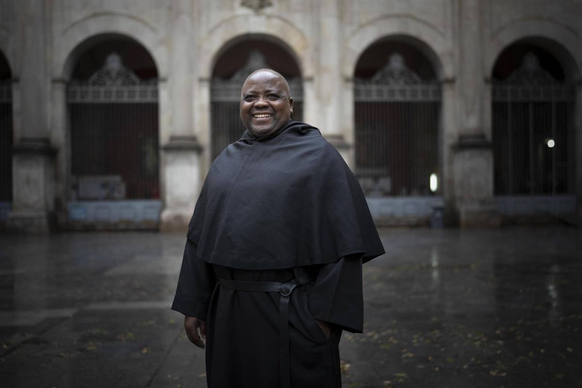 Barcelona 12/05/2026 El rector de la parroquia de Sant Agustí , Faustino Mlelwga , estuvo de viaje por Tanzania con Robert Prevost , actual Papa León XIV en el 2003 Fotografía de Ferran Nadeu