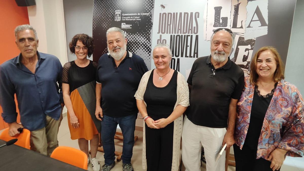 La América que dio la victoria a Trump se dibuja en la novela de José Luis Muñoz, que presentó en Llanegra la primera parte de su trilogía