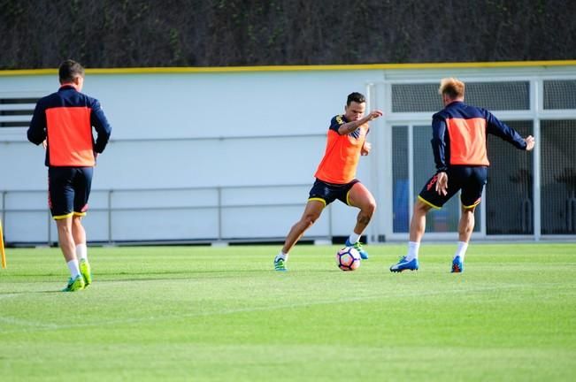 Entrenamiento de la UD Las Palmas en Barranco ...