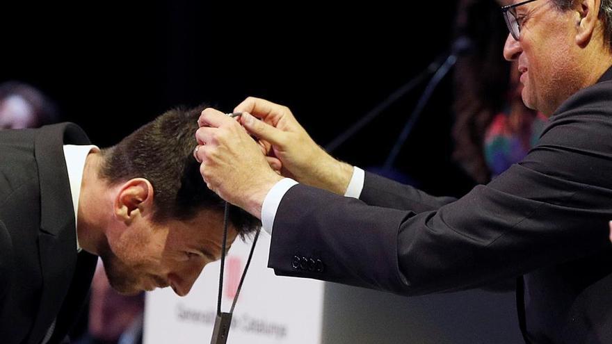 Quim Torra entrega a Messi la Creu de Sant Jordi.