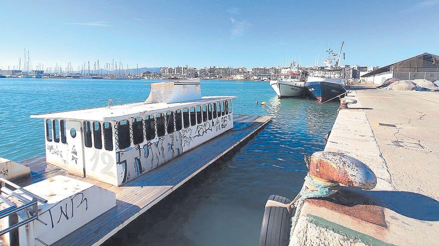 Un año hundido: el barco de 57 metros de eslora sigue en el puerto de Burriana