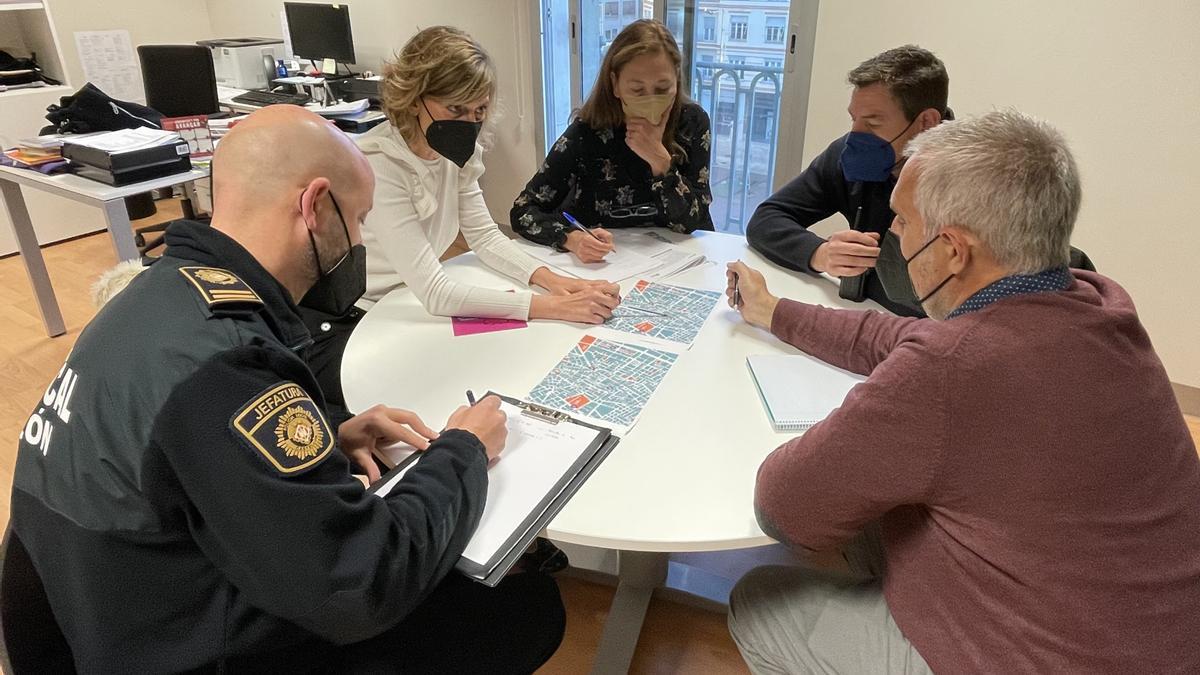 Reunión de la concejala de Feminismo, Verònica Ruiz, junto a los departamentos implicados en el servicio de puntos violeta para las fiestas.