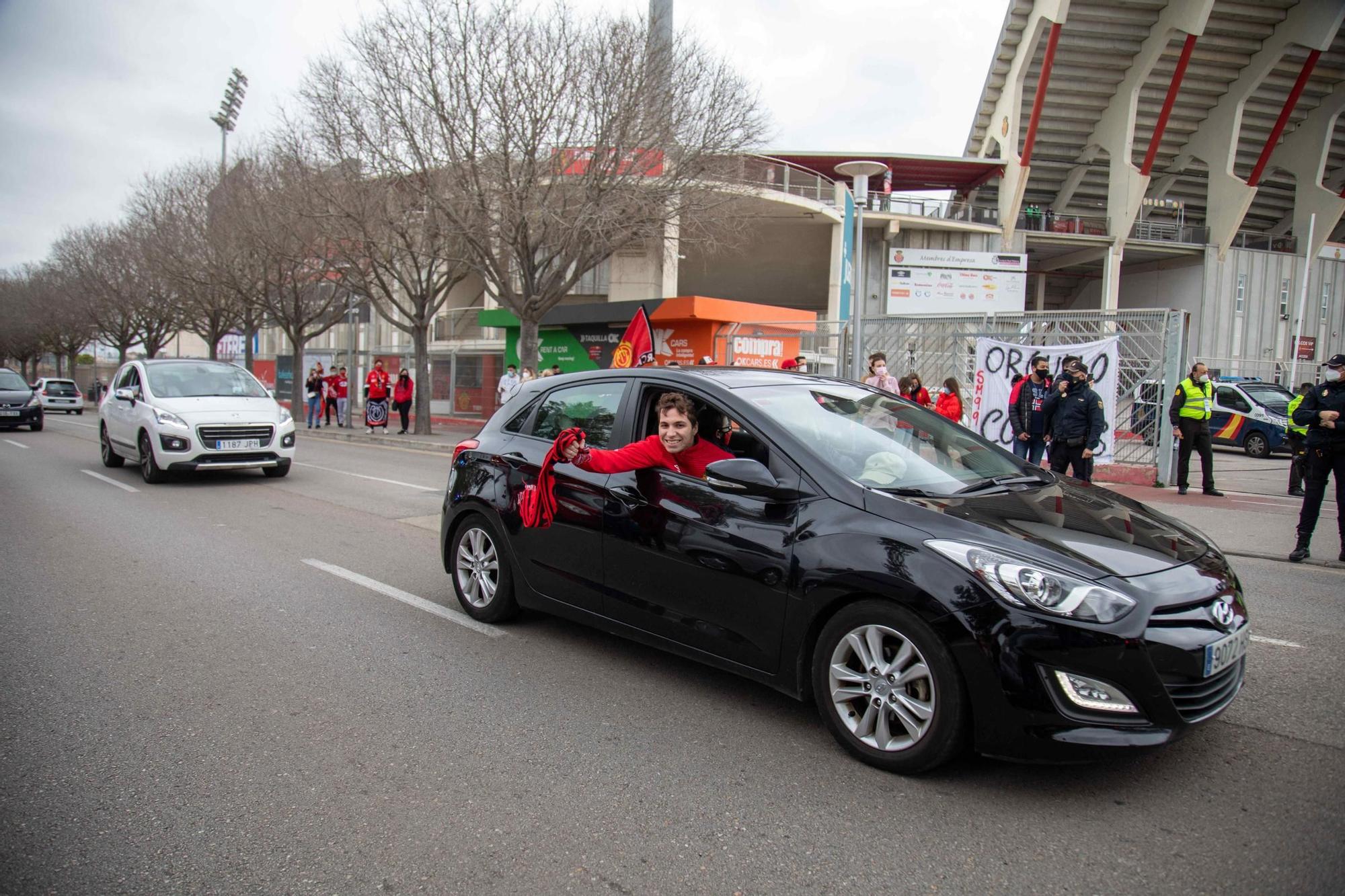 Caravana de coches en apoyo al Mallorca