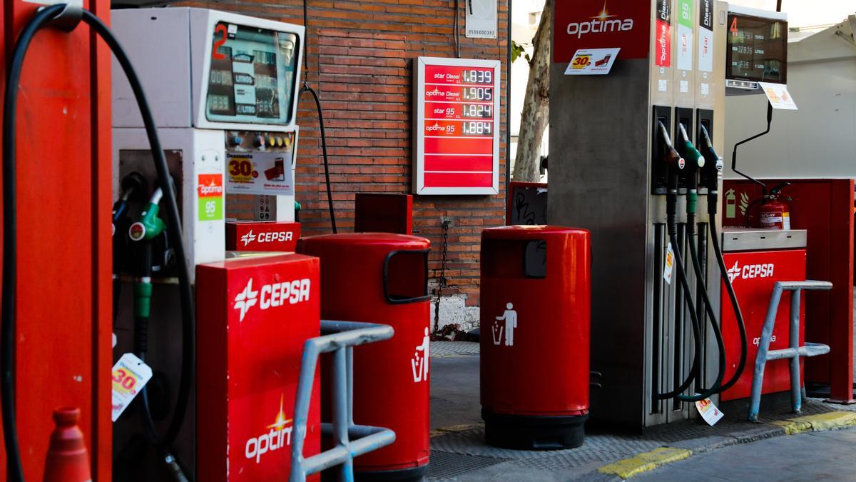 El litro de gasolina baja por quinta semana consecutiva, hasta los 1,589 euros