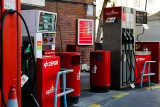 La gasolina cae a precios mínimos justo en el puente con más desplazamientos del año