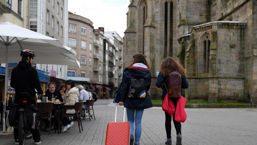 Turistas a su llegada a Pontevedra en Semana Santa.