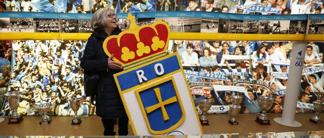 Ana Lacalle, ayer en el museo del Oviedo con un escudo del club azul. | Luisma Murias