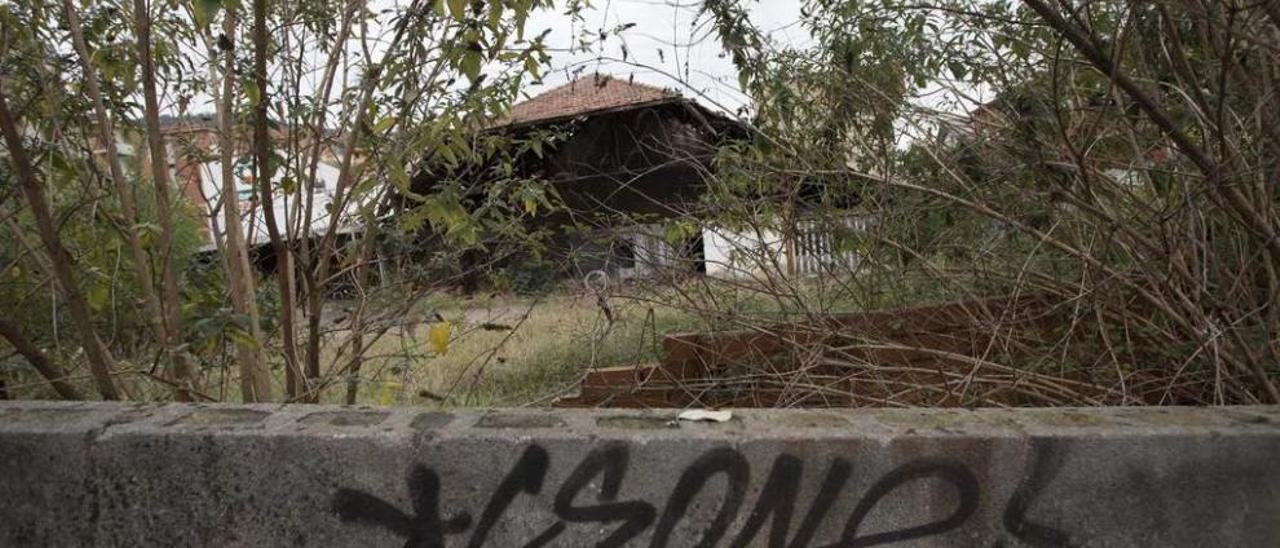 Una de las fincas abandonadas, al final de la calle Coronel Bobes.