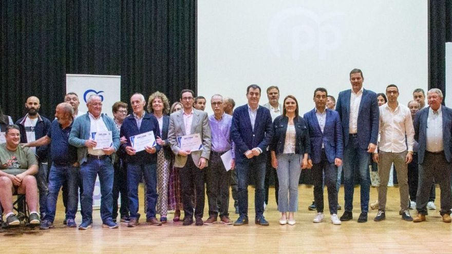 Os exconcelleiros homenaxeados xunto aos dirixentes do Partido Popular que asistiron ao acto.