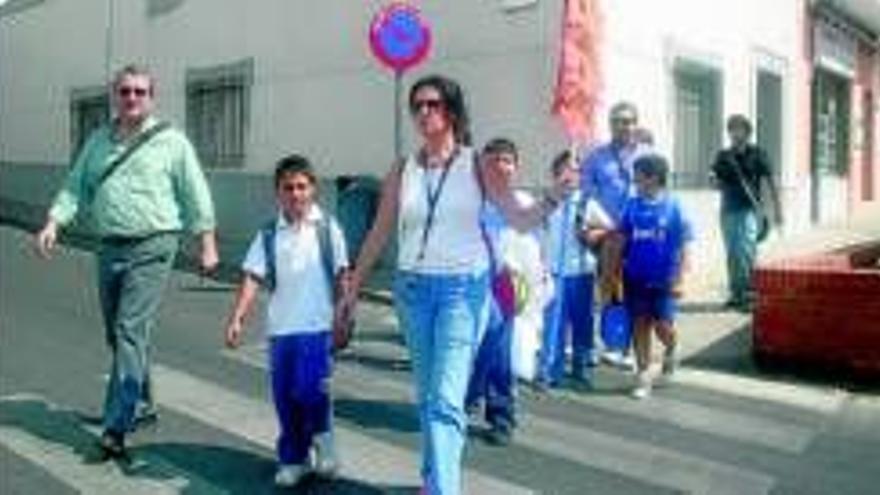 Escolares del Montero van andando al colegio