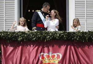 El Rei besa Letizia i les seves dues filles, mentre rep l’ovació de les persones congregades al Palau Reial.