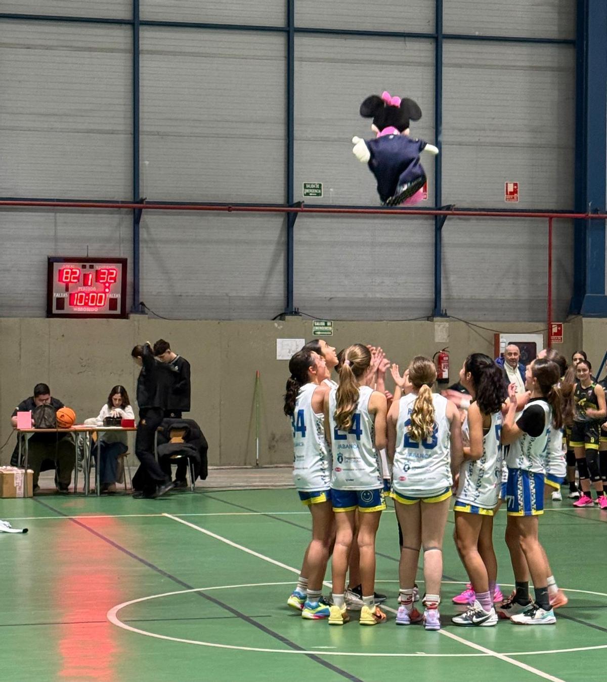 Las jugadoras de la categoría infantil del Baloncesto de Culleredo celebran su ascenso