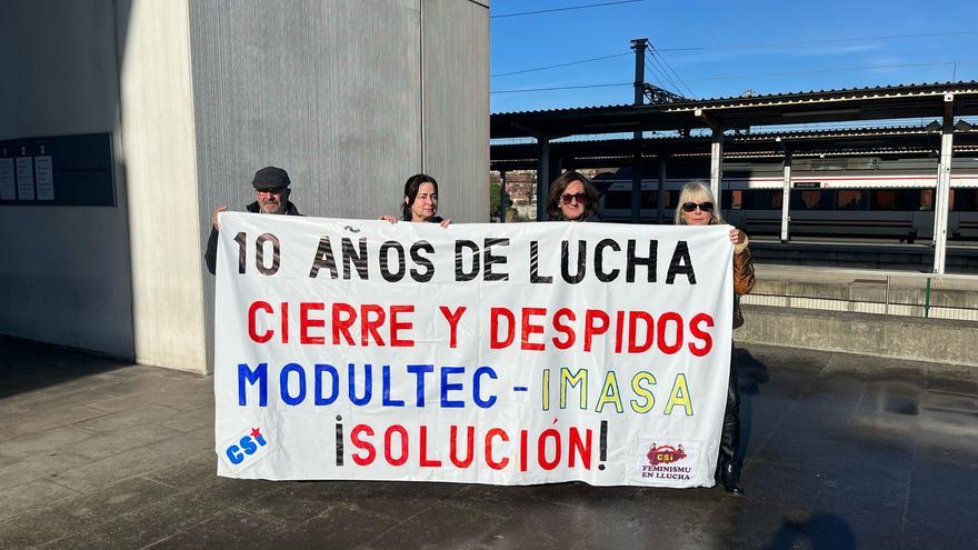 Antiguos trabajadores de Modultec se manifiestan en el Palacio de Justicia de Gijón pidiendo soluciones: &quot;O pagan o nos readmiten&quot;