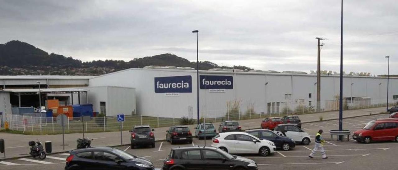 Imagen exterior de la planta de Faurecia Asientos de Galicia (ADG) en el parque de Valadares. // José Lores