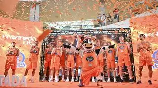 La marea naranja arropa al Leyma Coruña en Marineda City antes del debut en el Coliseum