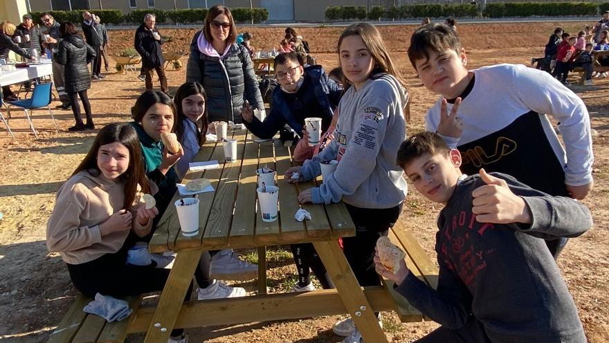 Los escolares de Llocnou siembran 30 carrascas y 26 plantas por el Día del Árbol