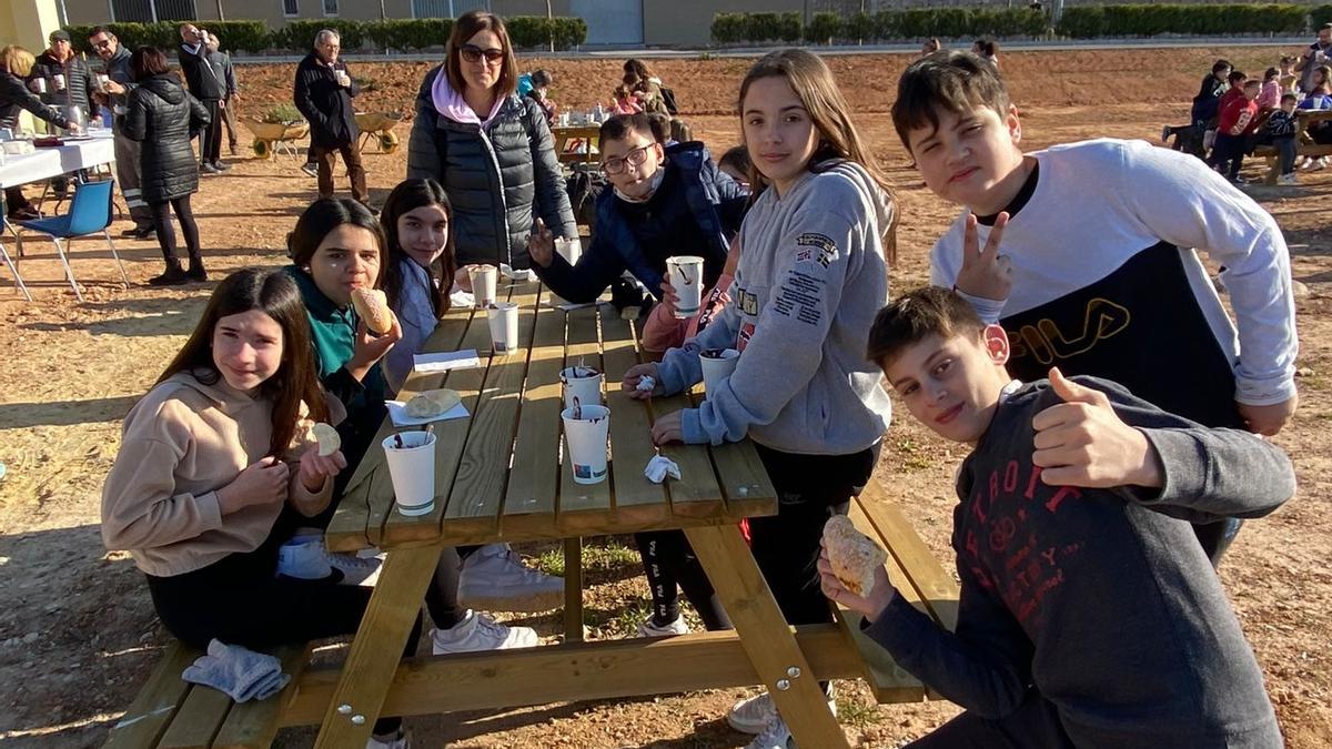 Almuerzo de los escolares de Llocnou previo a la plantación de árboles.