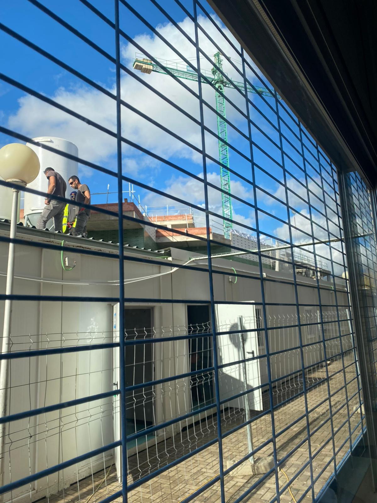 Los operarios desmontan las prefabricadas mientras los alumnos están en clase