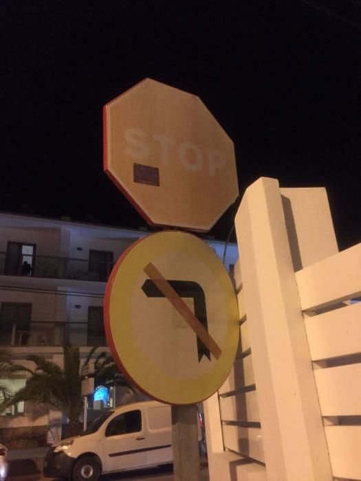 El PP de Sant Antoni critica el estado de dejadez y abandono de las señales viarias convertidas muchas de ellas en soportes para pegatinas y flyers