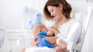 zentauroepp53868160 young mother holding her newborn child  mom nursing baby  wo200624114222