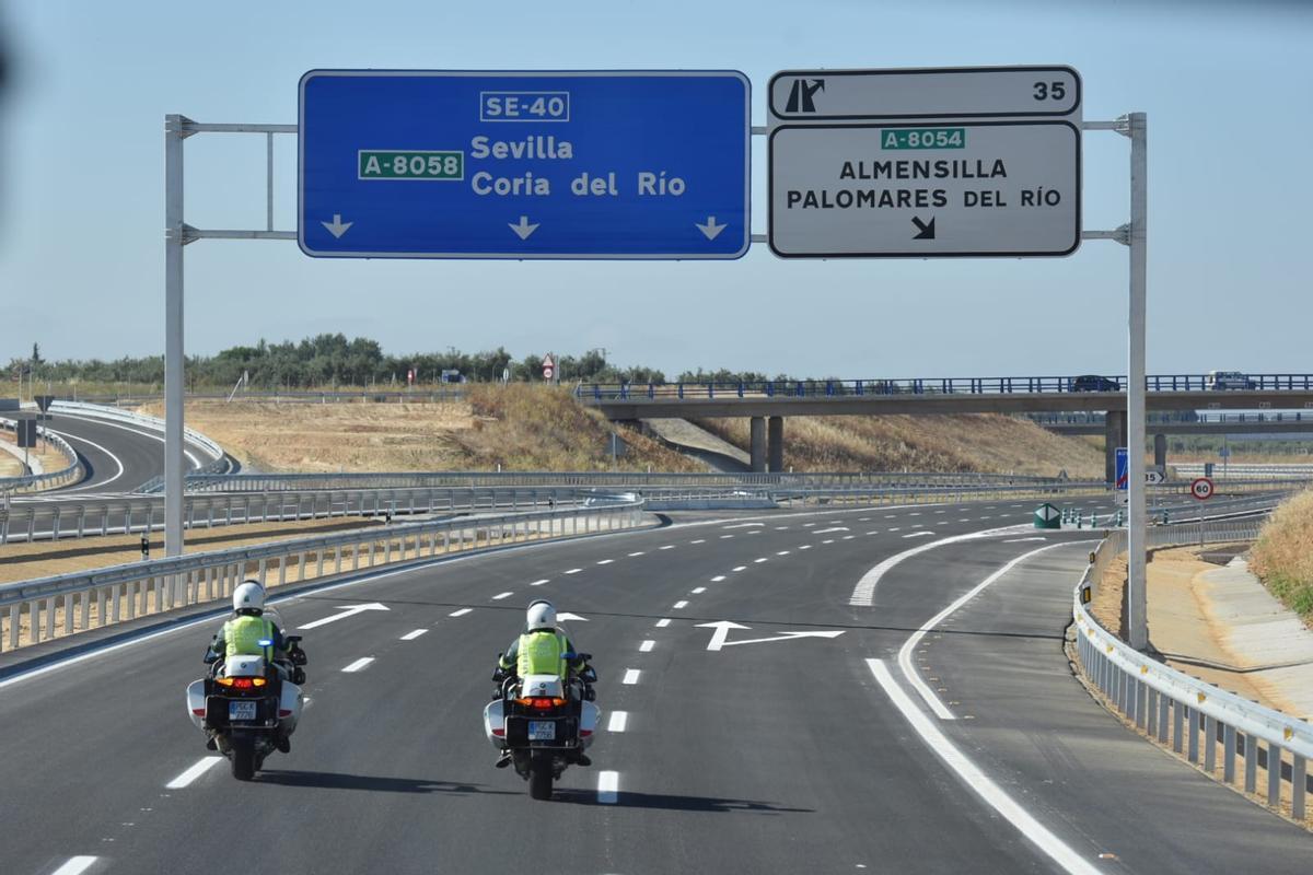 Dos patrulleros de la Guardia Civil en la SE-40
