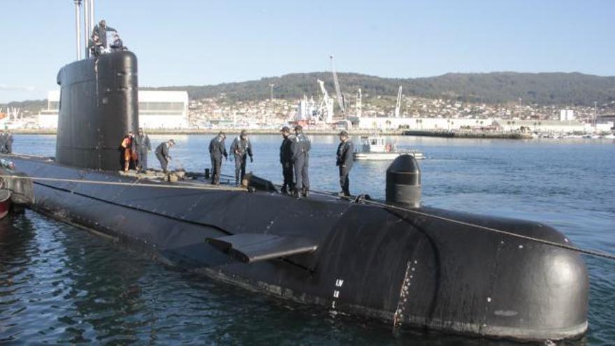 El submarino "Mistral" emerge en Marín