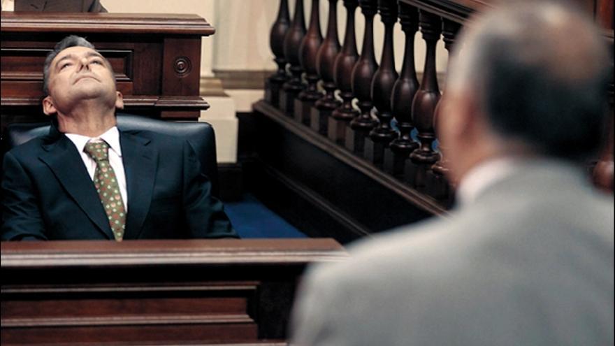 Rivero, al fondo. De espaldas, el portavoz socialista, Francisco Hernández Spínola, en el Pleno de ayer.