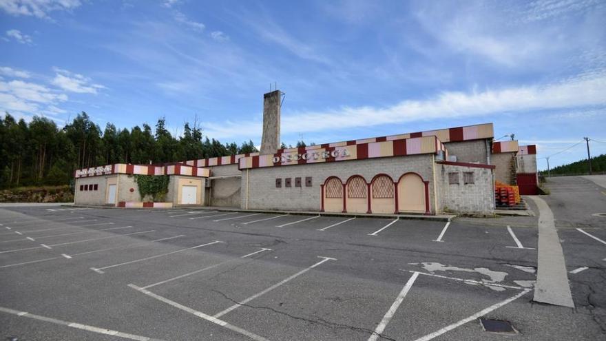 Un menor vigués al volante de un coche huye al arrollar al vigilante de una discoteca en Pontevedra