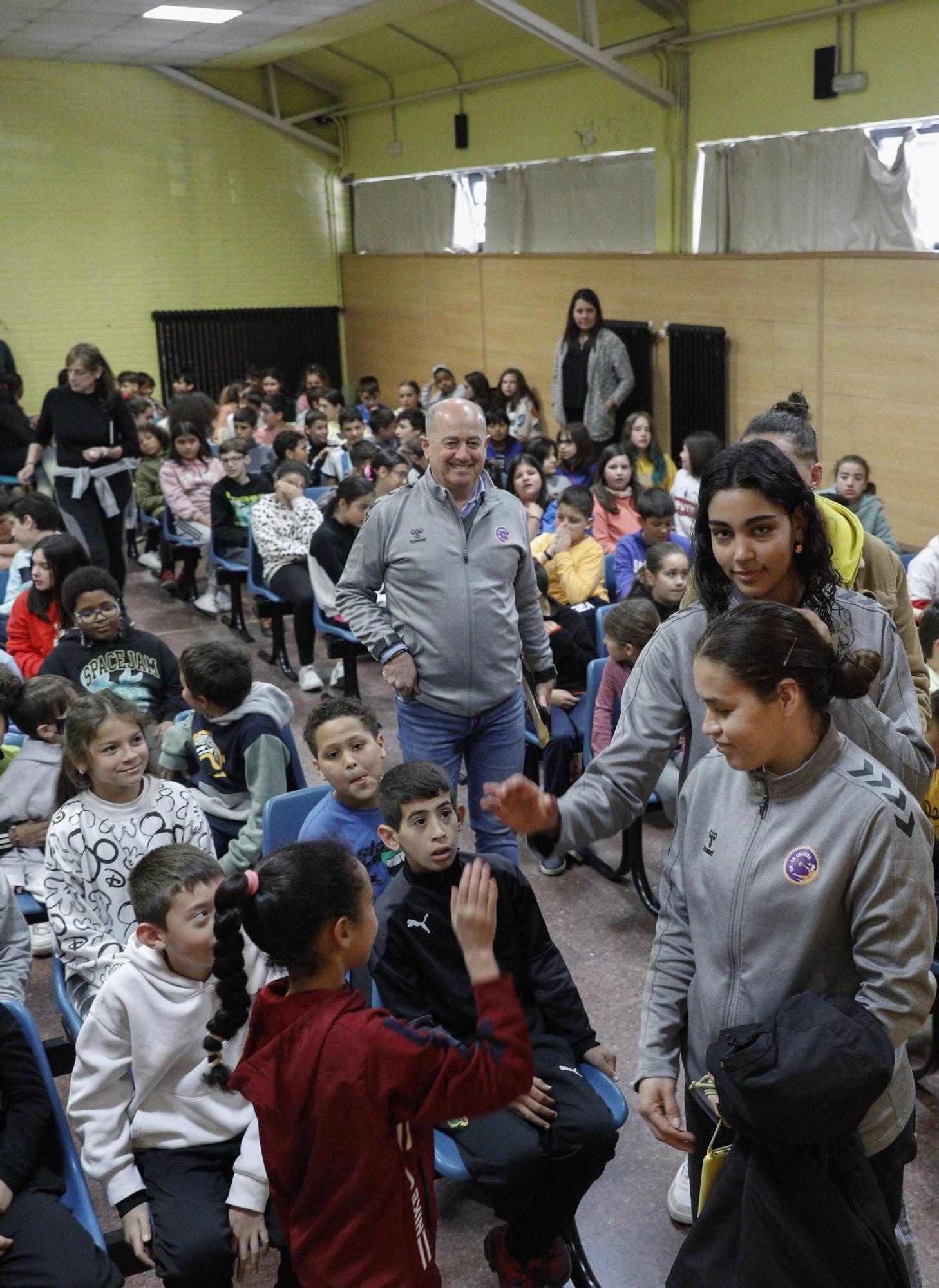 En imágenes. El Club Balonmano La Calzada visita el colegio Pumarín