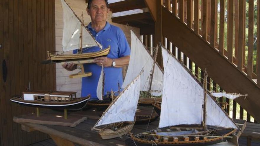 Enrique Bolinches muestra sus réplicas de barcas de l´Albufera.  Levante-EMV