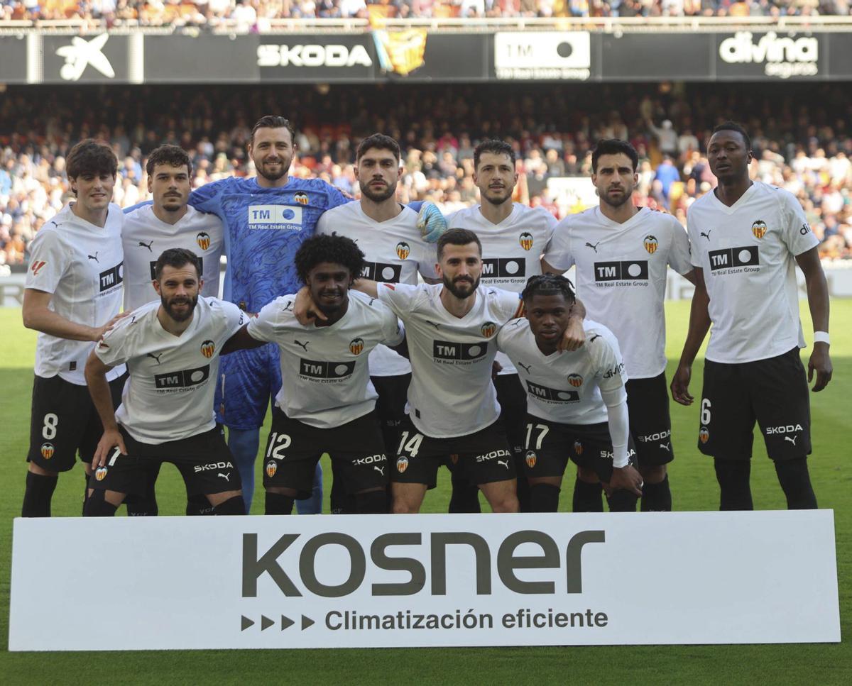 Alineación del Valencia CF contra el Osasuna con Unai Núñez, Guido y Sadiq  como titulares. | EDUARDO RIPOLL