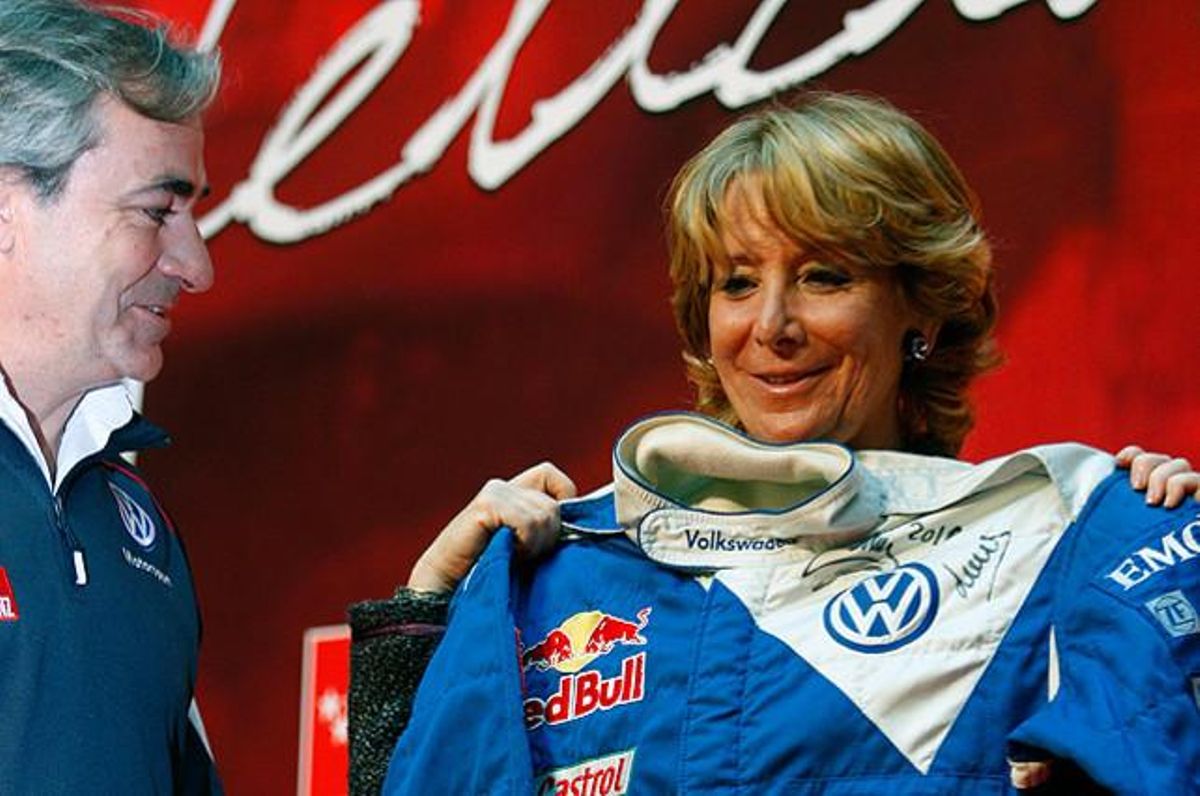 La presidenta de la Comunitat de Madrid en la recepció el 2010 al campió del Dakar en la modalitat de cotxes, Carlos Sainz.