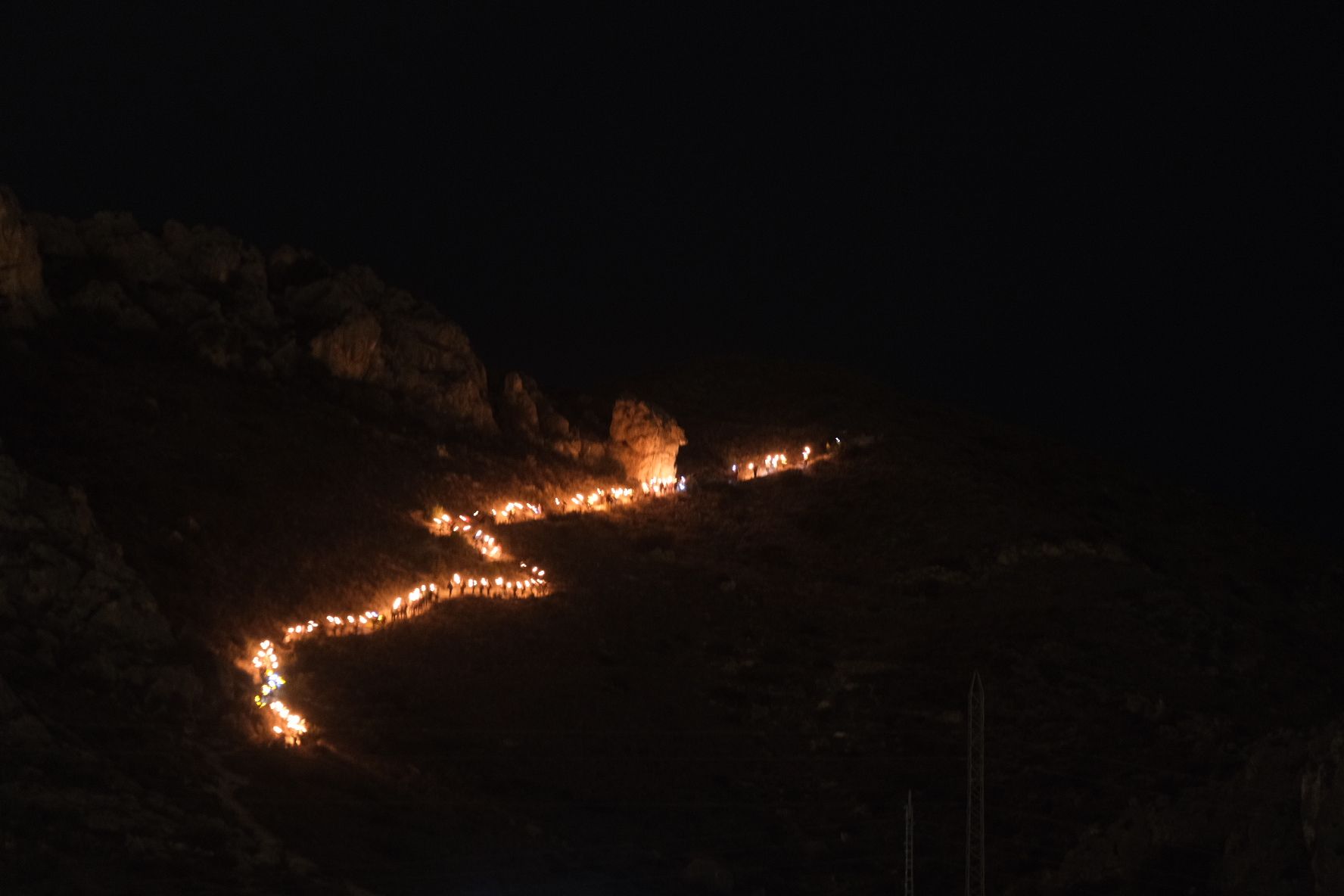 Bajada de antorchas del monte Bolón de Elda en la noche de Reyes