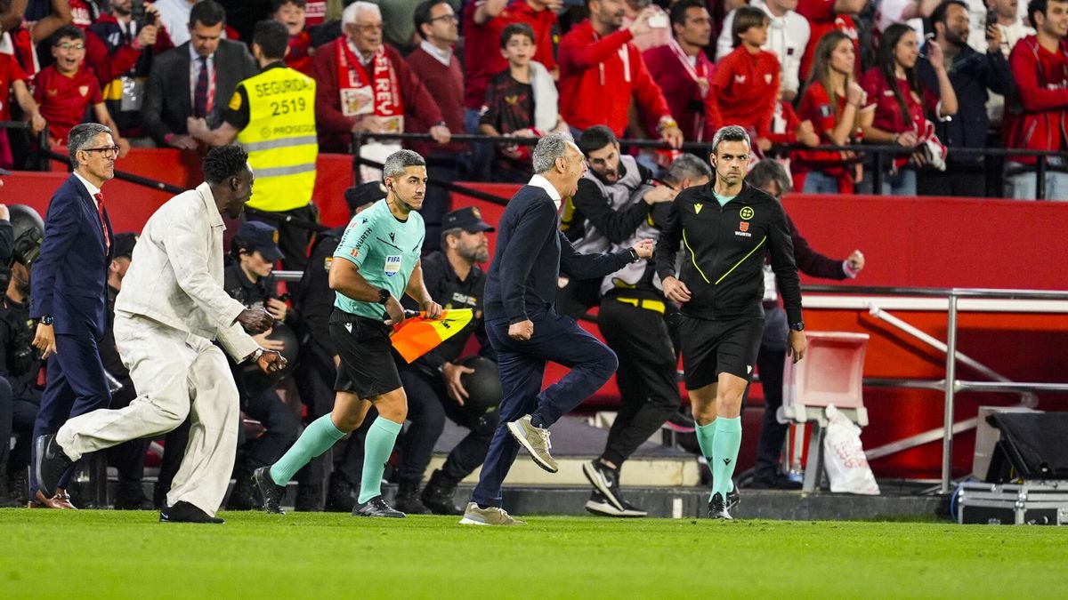 Joaquín Caparrós celebra la victoria al término del Sevilla FC - UD Las Palmas en el Ramón Sánchez-Pizjuán de LaLiga EA Sports.