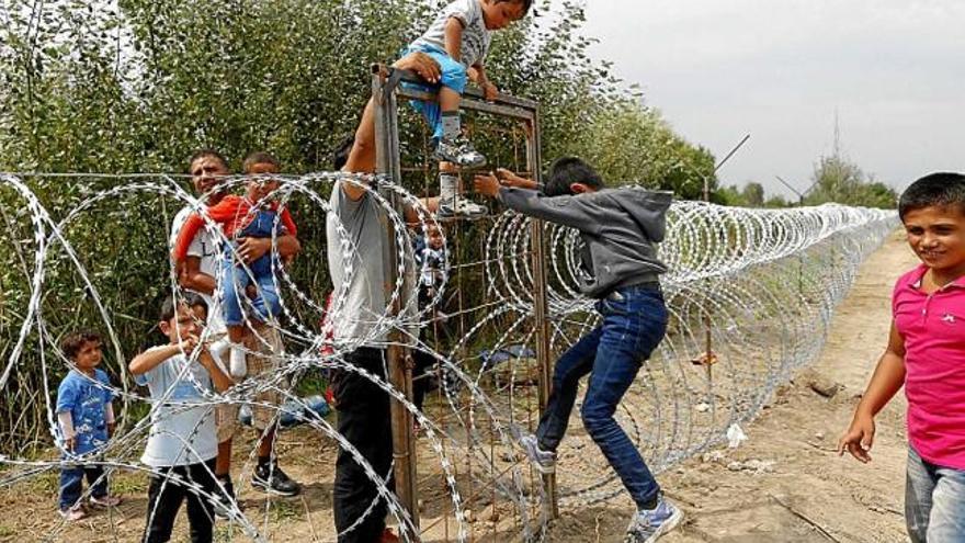 Diversos nens salten el filat de la frontera entre Sèrbia i Hongria