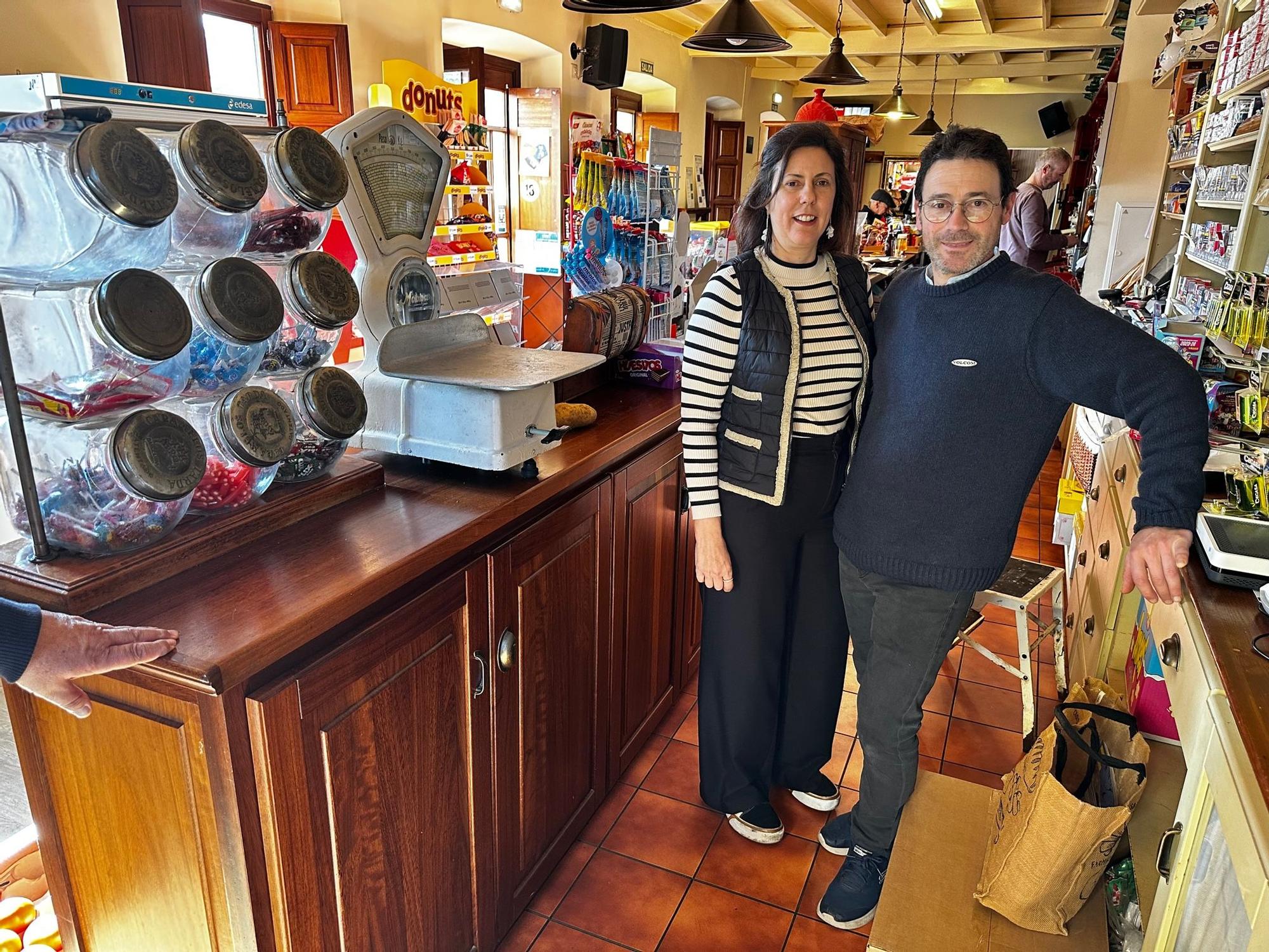 En imágenes: la tienda-bar de Oviñana que está a punto de cumplir 100 años, de un vistazo