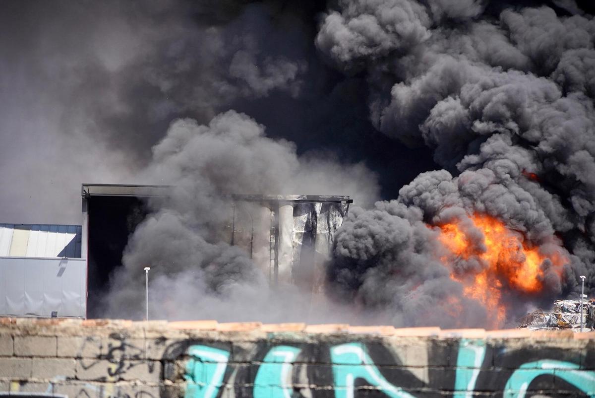 GALERÍA | Las imágenes del incendio en la planta de residuos Zaresa de Roales