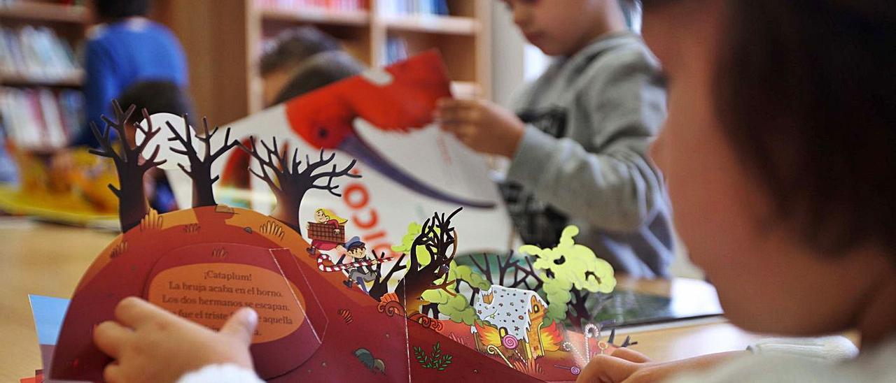 Pequeños lectores, en la biblioteca de la Casa das Letras.   | //BERNABÉ/CRIS M.V.