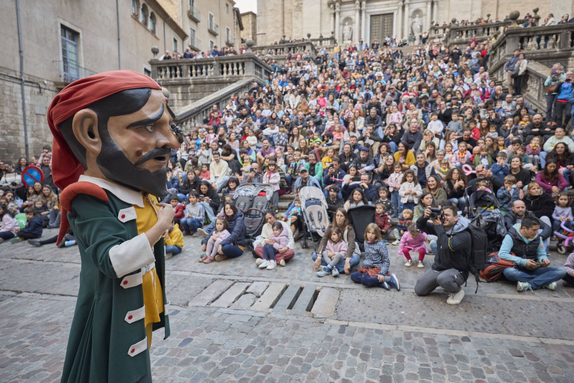 Les fotos de la passejada de capgrossos i gegants a la plaça de la catedral de Girona