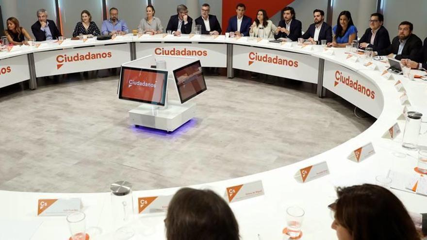 El líder de Ciudadanos, Albert Rivera, presidió ayer la reunión del Comité Ejecutivo nacional de la formación naranja, en la que no hubo ningún dirigente murciano.