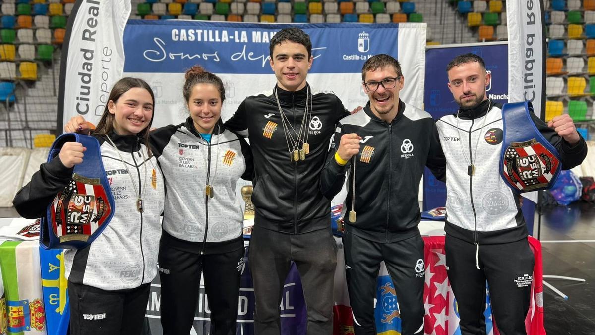 Los cinco deportistas de la Federación Balear, con sus medallas