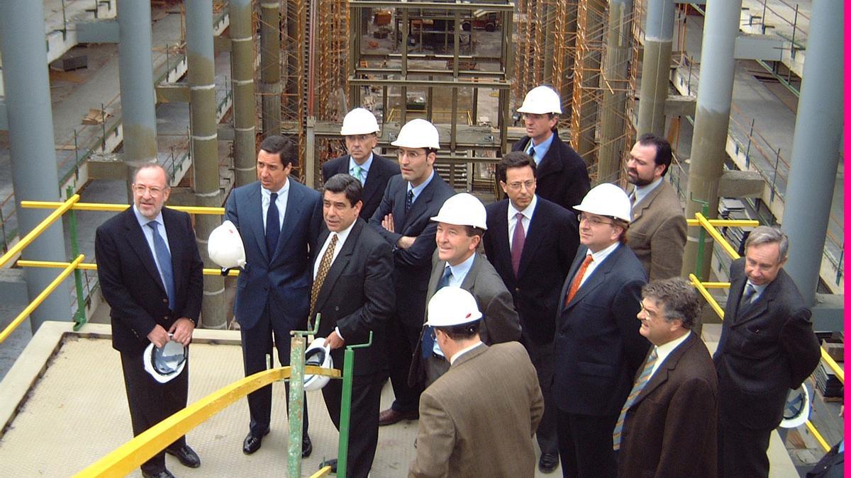 Eduardo Zaplana y Pedro Castellano, entre otras autoridades, en una visita a las obras de la Ciudad de la Justicia de València el 5 de marzo de 2002.