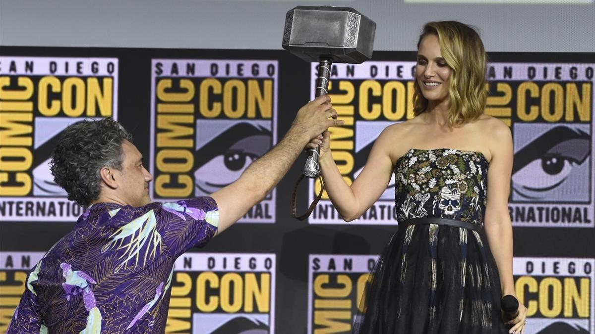 Natalie Portman coge el martillo de Thor, en la Comic-Con de San Diego (EEUU)