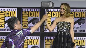 Natalie Portman coge el martillo de Thor, en la Comic-Con de San Diego (EEUU). 